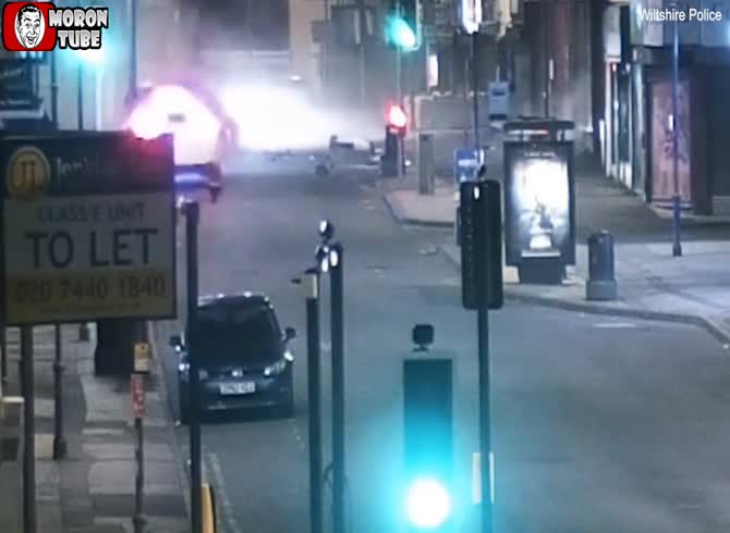 Video :During a police pursuit, a drug-addicted motorist smashes into a business